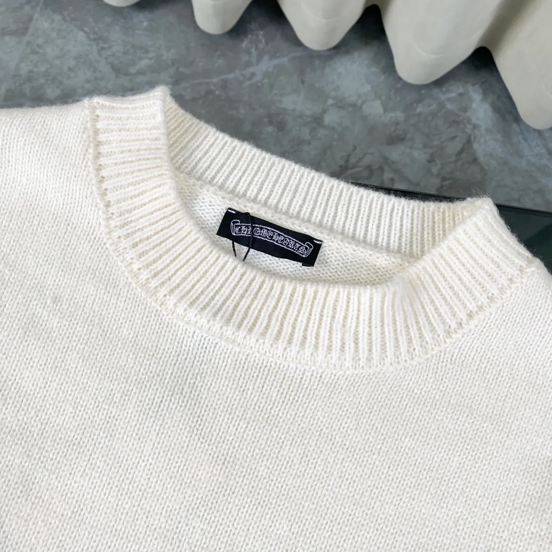 P230 High-quality Chrome Hearts CH Chrome Hearts patchwork cross hole knitted sweater pullover. The popular style is the same for men and women. It is matched with black and white. It looks good in real life. The upper body is good-looking. It looks good in daily wear. It is even more photogenic. It’s hard not to buy it. Buy it for me!!! Believe me, no one can refuse such a long Chrome Hearts jacket. The version has been expanded based on the old version. The upper body is loose and stylish, and the hem is expanded to a casual design. Fat people look extremely slim, thin people have limited height and high-end. Ten thousand yuan ZP printing, 1:1 perfect restoration, looks good when worn alone or stacked, can be easily controlled by both men and women. If you care more about quality, you must also respect the price. It is completely different from the thin see-through bottoms and junk products on the market that pill when worn. If the style makes you shine at a glance, then quality is what you should pay more attention to. Compared with price, we focus on quality. Customers who have received my products all know it. ️️️ Sweaters on the market are generally made of bract core yarn. We use modal. The advantages over core-spun yarn are very intuitive: high cost, high price, high density, relatively expensive for developers, and let us make a lot less money. In addition, it is delicate, has no scum on the upper body, resists pilling, and is high-end. We are conscientious sellers and do not use core-spun yarn. Apart from being cheap, core-spun yarn is really useless. It shrinks, pills, hooks, and makes people pierced. He is proficient in everything. It is 2024. Who doesn’t want to look decent when they go out? Quality determines the upper body effect. No matter how bad the quality, the best style is still the temperament of the urban-rural fringe. We only do long-term business. Quality determines character. Take it back and wear it with confidence and wash it. The quality of the pattern will definitely make your eyes shine. We only make the right version of high quality. We make high-end hard goods. Reject junk goods and reject fast food. Conscientious quality and conscientious price. You deserve it!  Color: Black White Gray Red Size: S M L